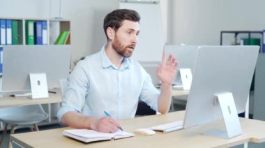 İşadamı çalışanı internette öğreniyor. İnsan Kaynakları Müdürü bilgisayardaki internet kamerasından iş görüşmesi yapıyor. Dinleme dersleri, danışmanlık, web kursu eğitimi.