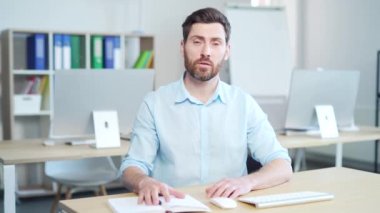 Ofis çalışanı, işçi koçu ya da öğretmen kameraya bakın. Webcam görüntüsü, işyerindeki sınıfta oturuyor. Konferans, toplantı ya da uzaktan eğitim. Öğretim görevlisi konuşuyor, eğitim.