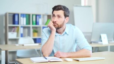 Sıkıcı, uykucu bir ofis çalışanı iş yerinde oturmuş, bilgisayar masasında elini esnetiyor. Yorgun adam. Yorgun bir iş adamı. Depresyonda, mutsuz, işsiz erkek menajer portresi. İç mekan