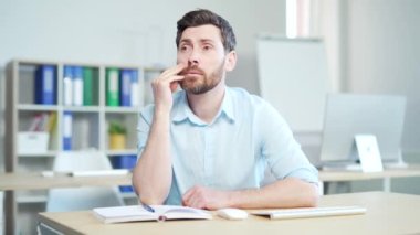 Ofisteki bilgisayar masasında oturan bitkin ve depresif bir iş adamı. Üzgün bir çalışan, iş yerinde girişimci ya da ofis çalışanıdır. Genç işadamı yorgun ve hayal kırıklığına uğramış