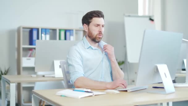 男性社員起業家 オスのオフィスワーカーリモートコントロールエアコン 冷却システム または加湿器をオンにします ビジネスマンコンピュータ机で仕事に座っている 気温の変化 — ストック動画