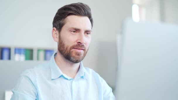 Крупный План Счастливого Бородатого Красавца Рабочем Месте Компьютерным Столом Офисе — стоковое видео