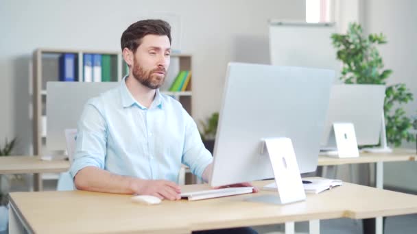 Guapo Gerente Masculino Empresario Empleado Hablando Línea Videollamada Reunión Negocios — Vídeo de stock