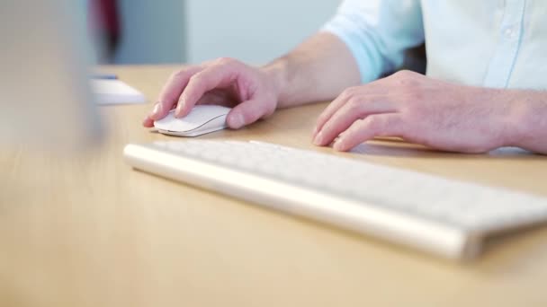 Bir Adamının Ellerinin Klavyeye Masa Yazarken Yakın Çekimi Ofisteki Bilgisayarda — Stok video