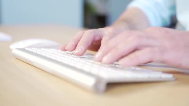 Bir Adamının Ellerinin Klavyeye Masa Yazarken Yakın Çekimi Ofisteki Bilgisayarda — Stok video