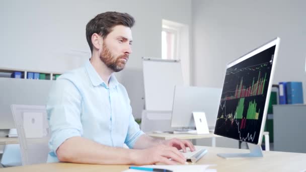 Confident Business Man Stocks Broker Sitting Front Monitor Screen Office — Vídeos de Stock