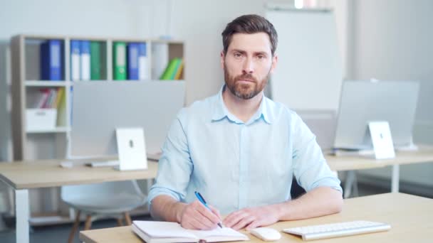 Männliche Mitarbeiter Unternehmer Büroangestellte Hören Online Konferenz Schulung Schreiben Notizblock — Stockvideo