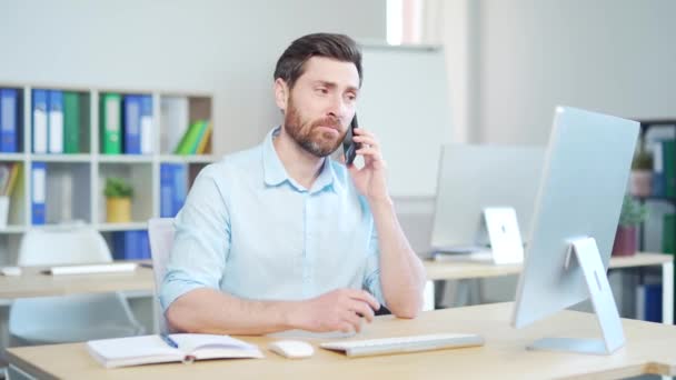 Självsäker Mogen Skäggig Affärsman Anställd Som Pratar Telefon Och Arbetar — Stockvideo
