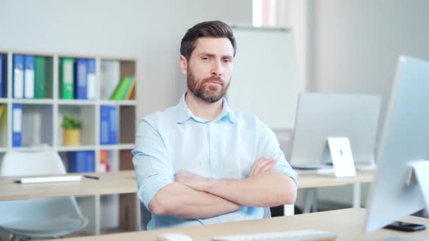 肖像ハンサムな白人ひげを生やした男の従業員起業家は 現代のオフィスの職場でコンピュータ机に座っている カメラを見て真剣に自信のある独立したビジネス男性ビジネスマン屋内 — ストック動画