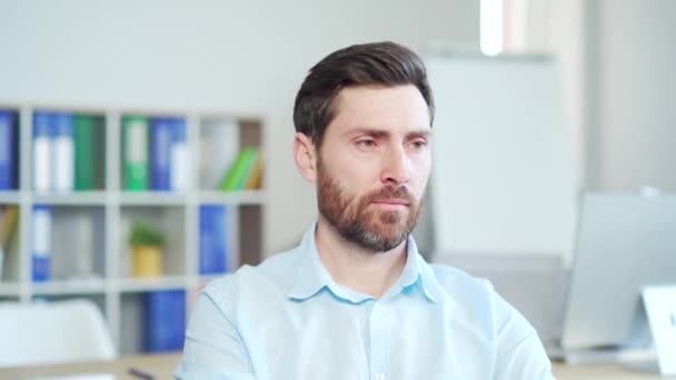 Portrait Handsome Caucasian Bearded Man Employee Entrepreneur Sitting Computer Desk — Stock Video