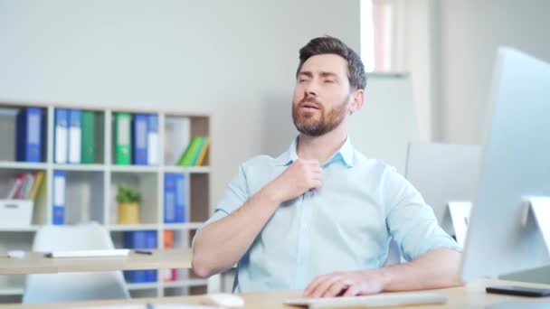 일하는 근로자는 긴장을 심호흡을 시원하고 공기를 즐긴다 직장의 사무실에서 일하는 — 비디오
