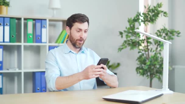 Vencedor Sucesso Homem Negócios Ganhando Aplicativo Celular Empresário Torcendo Olhando — Vídeo de Stock