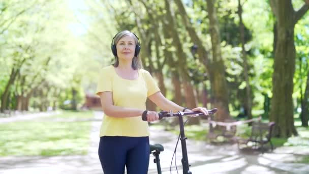 Happy Senior Mature Modern Active Woman Walks Bicycle City Urban — Stock Video