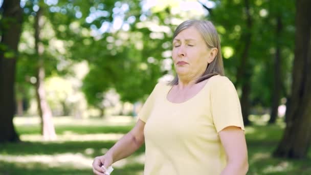 Idősebb Allergiás Parkban Orrfolyása Van Fák Közelében Tüsszent Zsebkendőt Fújva — Stock videók