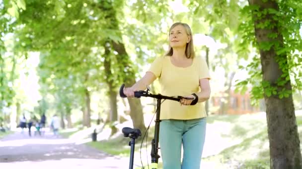 Feliz Anciano Maduro Mujer Activa Moderna Camina Bicicleta Parque Urbano — Vídeo de stock