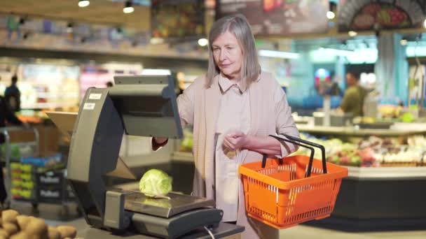 Oudere Gepensioneerde Vrouw Shopper Weegt Boodschappen Groenten Supermarkt Supermarkt Vrouwelijke — Stockvideo