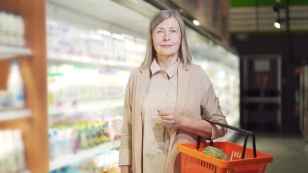 Портрет Счастливой Пожилой Седой Женщины Покупателя Магазине Супермаркете Пожилая Женщина — стоковое видео