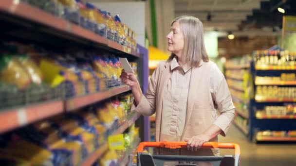 Senior Oude Volwassen Vrouw Koper Klant Controleren Boodschappenlijstje Kopen Supermarkt — Stockvideo