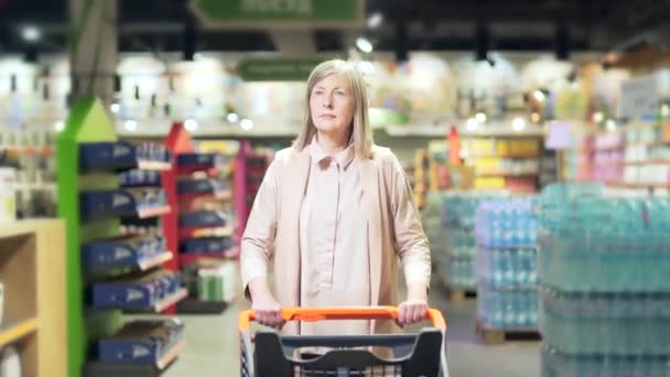 Старшая Счастливая Женщина Толкающая Тележку Проводит Время Супермаркете Продуктовом Магазине — стоковое видео