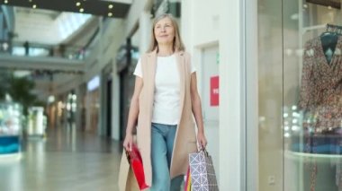 Mutlu alışverişçi, son sınıf öğrencisi kadın elinde paketlerle alışveriş merkezinde dolaşıyor. Süpermarkette beyaz saçlı, olgun bir kadın. Alışverişten memnun, mağazanın ortasına gidiyor. Kara Cuma