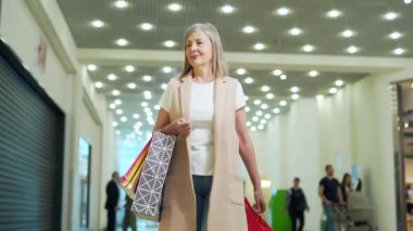 Mutlu alışverişçi, son sınıf öğrencisi kadın elinde paketlerle alışveriş merkezinde dolaşıyor. Süpermarkette beyaz saçlı, olgun bir kadın. Alışverişten memnun, mağazanın ortasına gidiyor. Kara Cuma