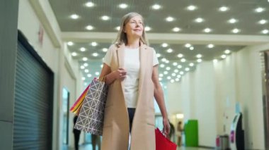 Mutlu alışverişçi, son sınıf öğrencisi kadın elinde paketlerle alışveriş merkezinde dolaşıyor. Süpermarkette beyaz saçlı, olgun bir kadın. Alışverişten memnun, mağazanın ortasına gidiyor. Kara Cuma