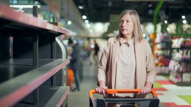 Senior Žena Nakupující Supermarketu Obchod Potravinami Poblíž Prázdných Regálů Starší — Stock video