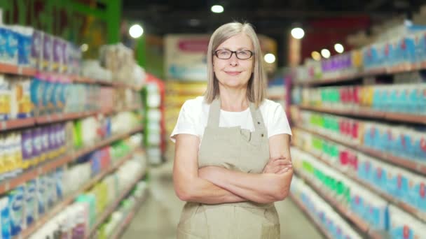 Porträt Einer Älteren Reifen Supermarktangestellten Verkaufsberaterin Eines Lebensmittelgeschäfts Vorfeld Die — Stockvideo