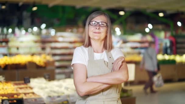 Retrato Mulher Idosa Maduro Trabalhador Uma Seção Vegetal Supermercado Sorrindo — Vídeo de Stock