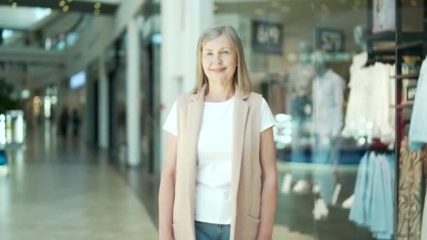 Portret Van Een Senior Vrouwelijke Shopper Een Winkelcentrum Kijkend Naar — Stockvideo