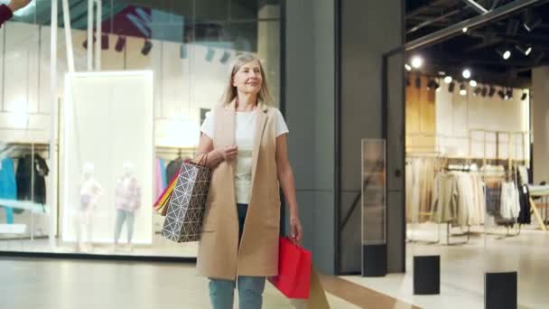 Comprador Feliz Mulher Sênior Anda Redor Shopping Com Pacotes Suas — Vídeo de Stock