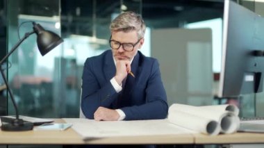 Endüstriyel Tasarım Mühendisliği mimarı ofiste bir proje üzerinde çalışıyor. Olgun bir gayrimenkul müteahhidi inşaat alanındaki taslak üzerinde taslak geliştirme projesini gerçekleştiriyor. çizim