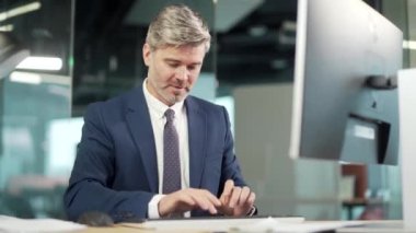 Bilgisayarda çalışan olgun sakallı işadamı çalışanı başarılı EVET Jesti 'ni kutluyor. Ilımlı ofiste çalışmak Şans Vuruşu, Büyük Kazanır. Kıdemli işçi zaferi İyi haber finansal anlaşma