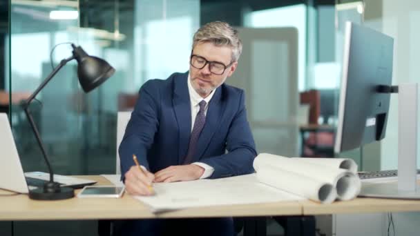 Industriell Design Engineering Arkitekt Arbetar Ritning Kontoret Mogen Man Fastighetsutvecklare — Stockvideo