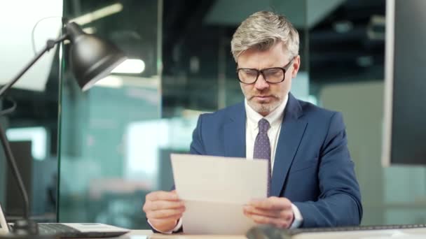 難しい成熟したビジネス男性の従業員は 書類事務を処理する 書類だ 紙を通して見て 間違っストレス実業家 ブッキーパーブッカーぼんやりとオフィスに座って — ストック動画