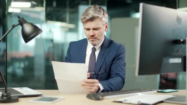 Poważny Dojrzały Biznesmen Formalnym Garniturze Bada Dokument Siedzący Pracy Biurze — Wideo stockowe