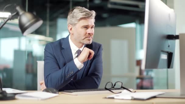 Homme Affaires Mature Colère Cadre Travaillant Sur Ordinateur Dans Bureau — Video