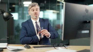 Ciddi kalp ağrısı olan olgun bir iş adamı. Göğüs kafesinde kalp krizi geçirdi. Kafkasyalı iş adamı bir bilgisayar masasında oturuyor. Müdür işyerinde acı çekiyor. Kapalı