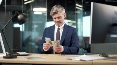 Ofisteki işadamı nakit parayı bir zarfta sayıyor, tezgahtar rüşvet alıyor. Yasa dışı bir hediye ya da lobi. Hükümet yetkilisi ödül veya maaş teklif ediyor