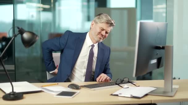 Втомлений Працівник Бізнесмен Який Працює Офісі Сидить Комп Ютерним Столом — стокове відео