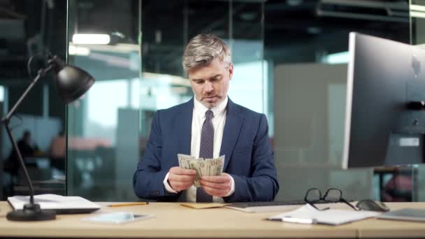 Geschäftsmann Mann Büro Zählt Das Bargeld Einem Umschlag Schreiber Korrupt — Stockvideo