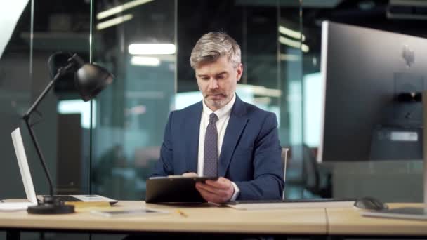 Vezető Üzletember Aláírja Jóváhagyási Papírt Irodában Érett Szürke Sikeres Bankár — Stock videók