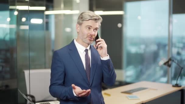 Reifer Geschäftsmann Mit Smartphone Kommuniziert Und Spricht Senior Graue Haare — Stockvideo