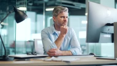Düşünceli bir çalışan portresi. Ofisteki bilgisayar üzerinde çalışan konsantre ve ciddi bir erkek işadamı. Kendine güvenen olgun bir iş adamı. Bir sorunu çözmek için ilham almayı düşünüyorum. Açılış