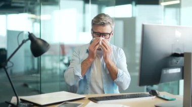 Olgun sakallı beyaz erkek işçi baş ağrısına alerjisi var, burnu akmış hapşırıyor. Çalışan ofiste otururken soğuk algınlığı ya da grip öksürüyor. Kapalı alanda. Bir iş adamında kendimi kötü hissediyorum.