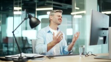 Ofiste bilgisayar üzerinde çalışan kızgın, olgun bir iş adamı. Sinirli bir girişimci ekrandaki ekrana bakıyor. Sinir krizi, masada otururken bağırarak sinir krizi geçirir.