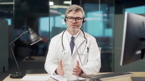 Portret Dojrzały Lekarz Konsultacja Online Pacjentem Wideo Rozmowa Szpitalu Recepty — Wideo stockowe