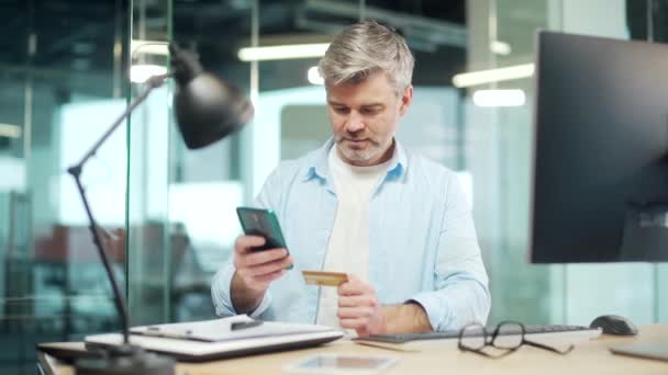 Happy Man Compras Line Paga Com Cartão Crédito Usando Telefone — Vídeo de Stock