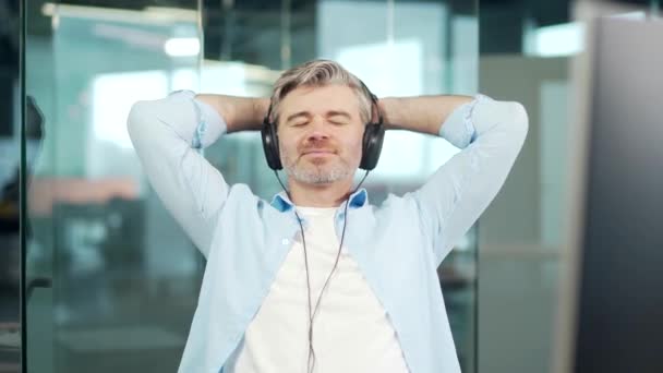 Operaio Maturo Che Ascolta Musica Riposo Relax Ufficio Alla Scrivania — Video Stock