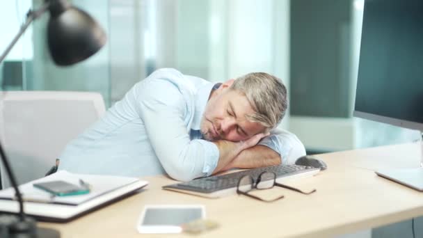 定年退職したサラリーマンや職員が仕事で寝てる 過剰に排出されたビジネスマンの従業員は デスクトップ上で眠りに落ちる パーティーの後疲れきった先輩 ハンガーで — ストック動画